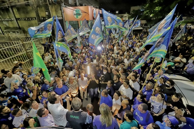 Anderson inicia campanha com caminhada em Cajueiro Seco