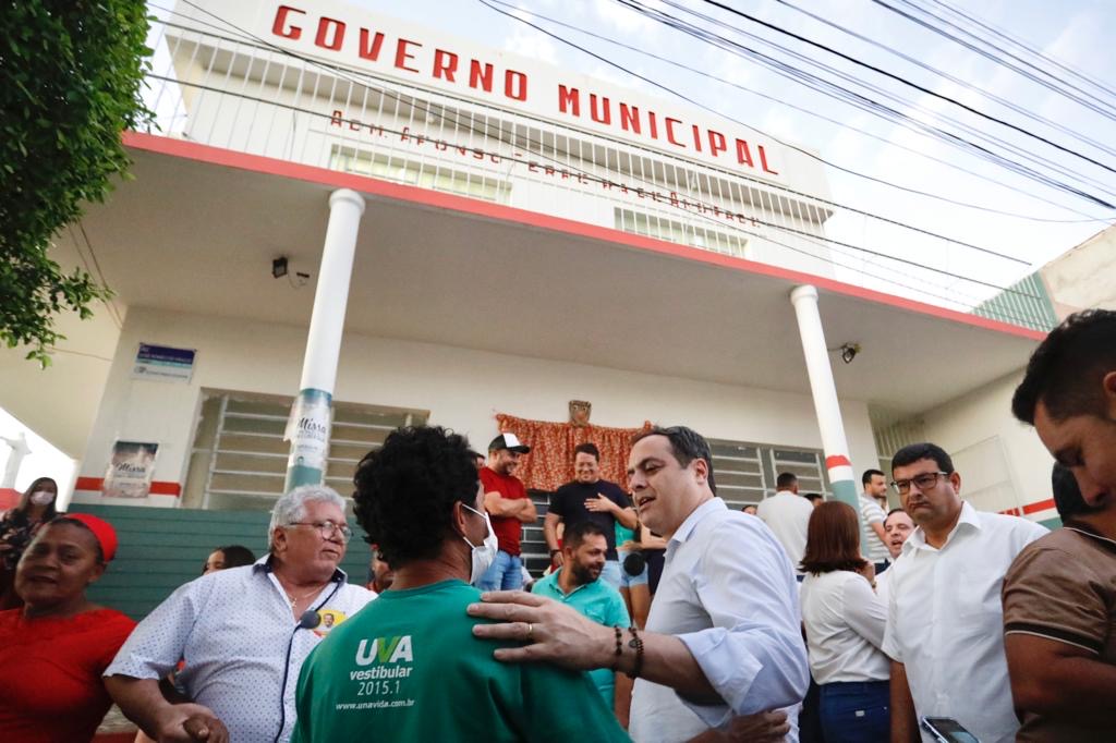 Paulo Câmara realiza entregas no Sertão do Pajeú 