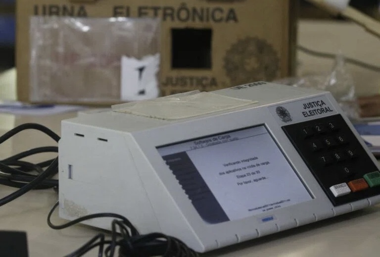 Eleitor deve deixar celular com mesário antes de votar