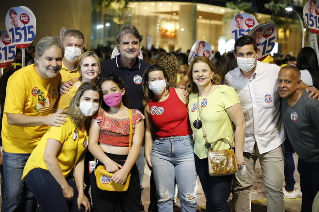 De olho na reeleição, Raul Henry participa de caminhada