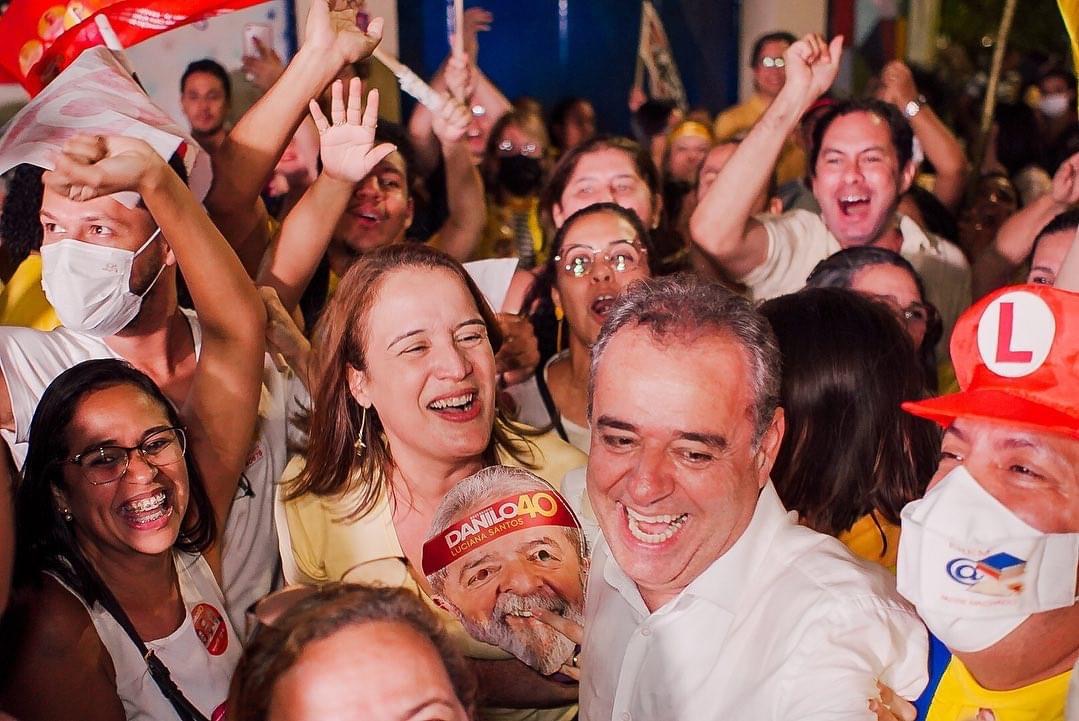 Moradores do Coque nas ruas para saudar Danilo e João 