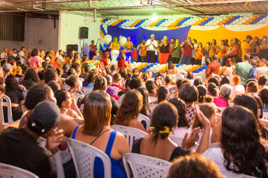 Marília tem recepção calorosa no bairro do Alto Santa Terezinha