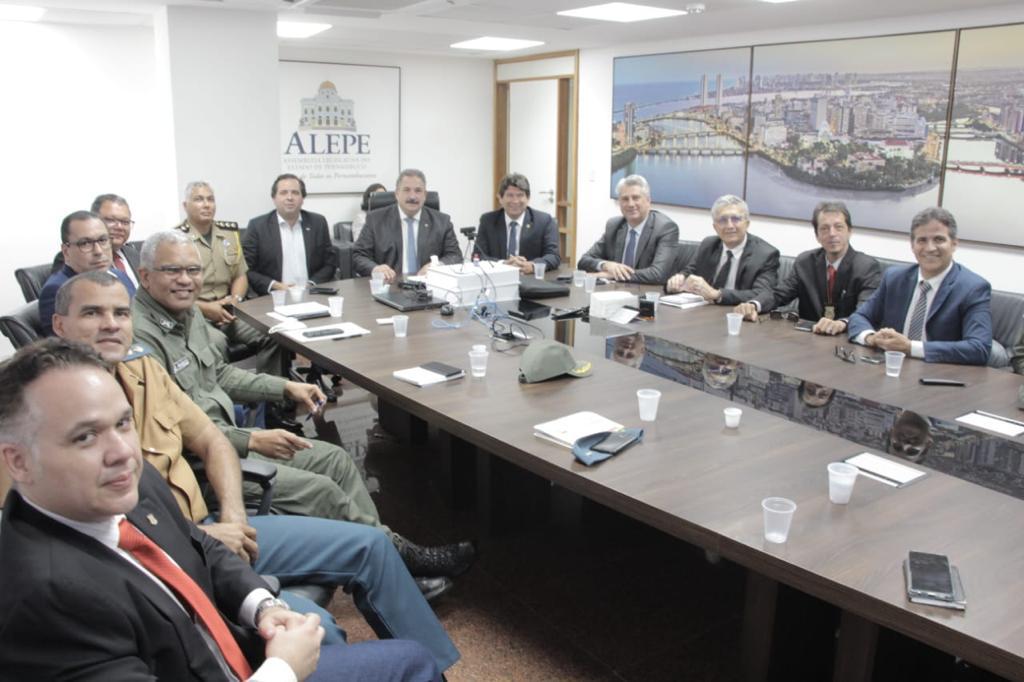 Eriberto avança na articulação para ampliar Colégios da PMPE