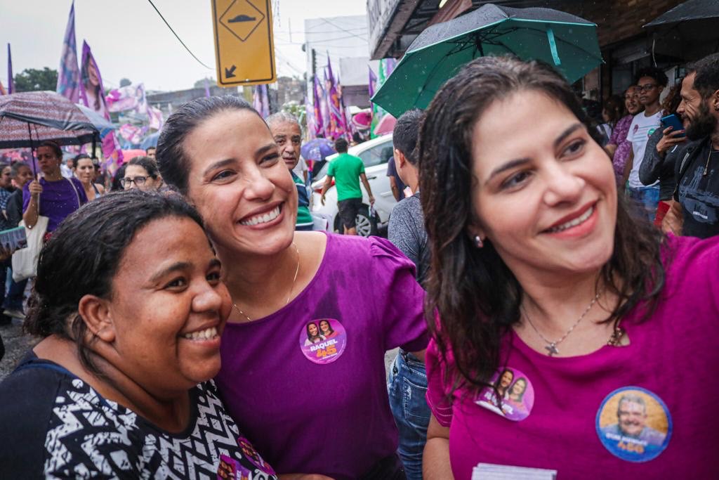 Raquel e Priscila conversam com moradores da Zona Norte do Recife 