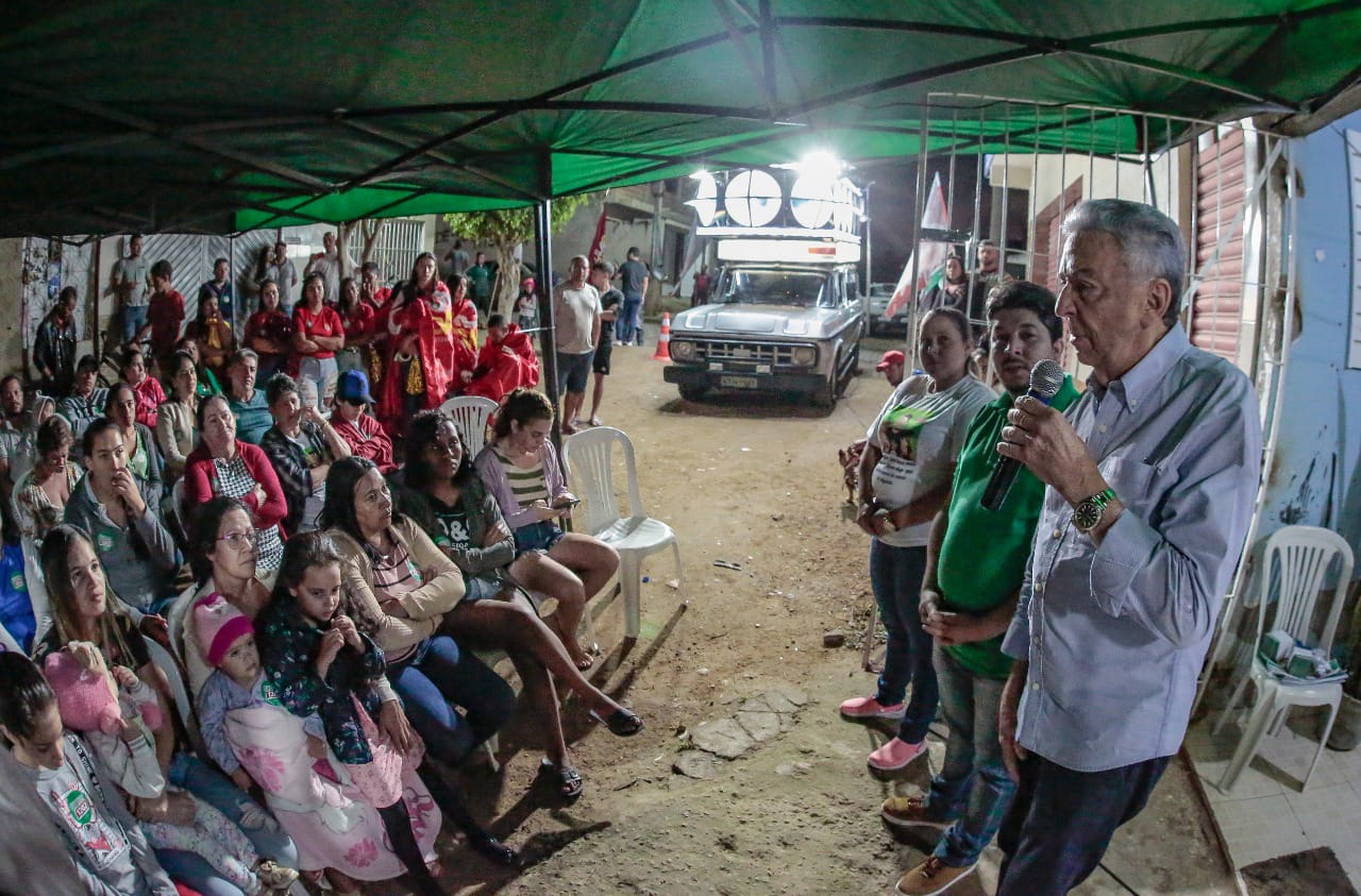 Fagner e Zé Queiroz visitam moradores do Severino Afonso