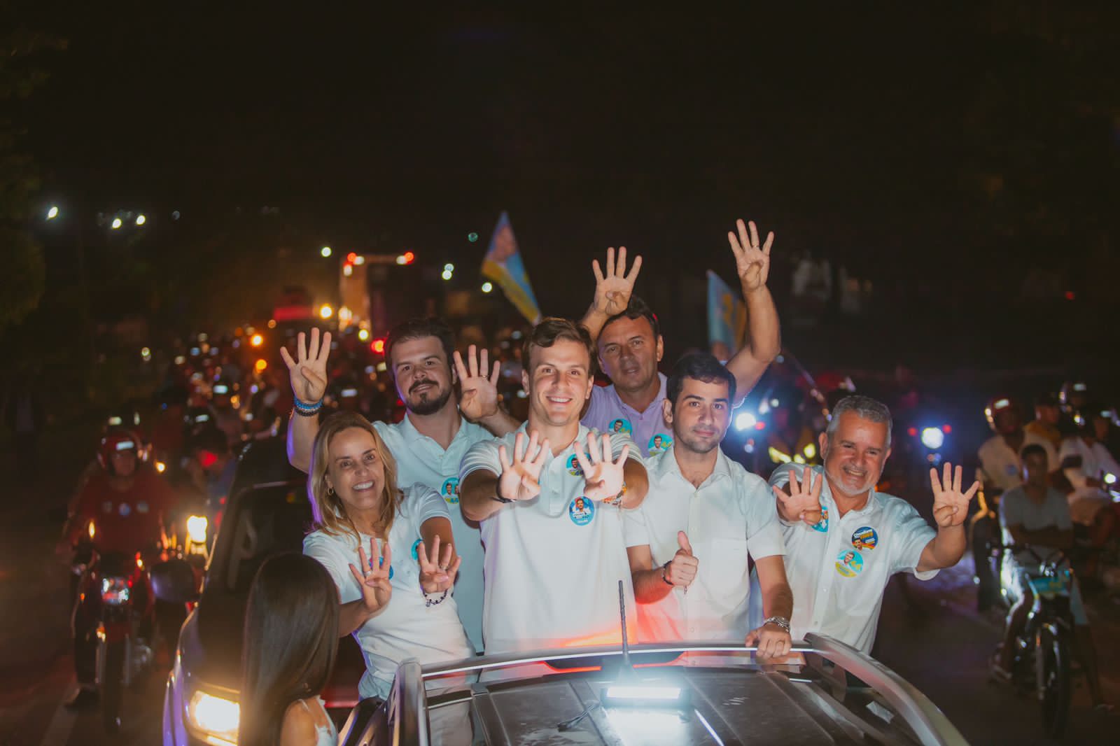 Miguel e Júnior Vaz realizam carreata no município da Pedra