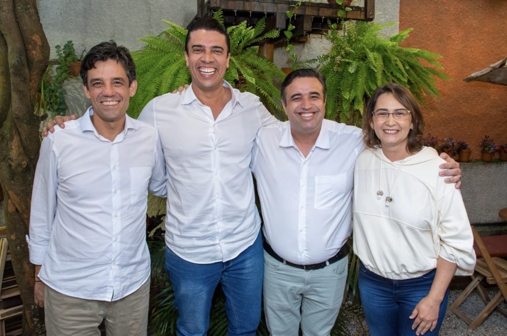 Bruno reúne apoiadores para apresentar Débora e Daniel