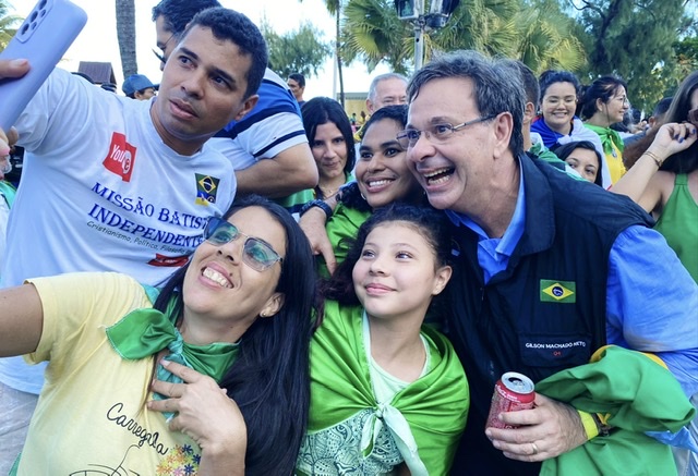 Gilson Machado marca presença no maior evento cristão de PE 