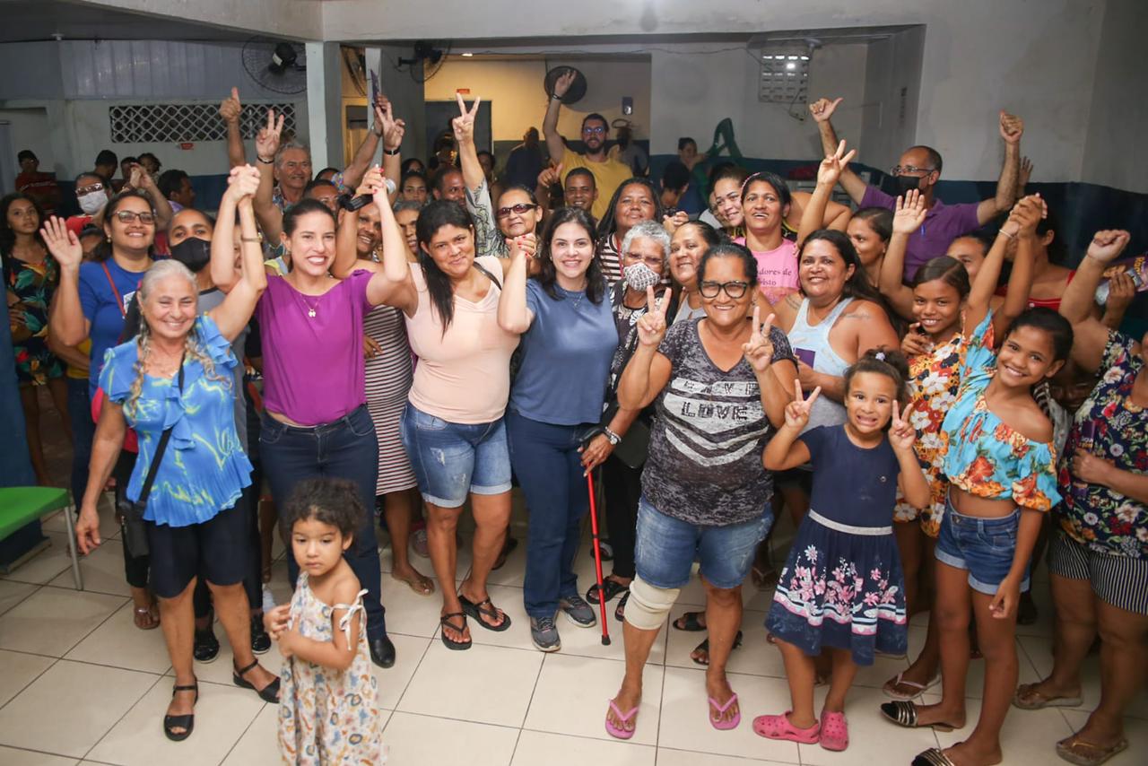 Raquel e Priscila recebem apoio de grupo de mulheres no Recife