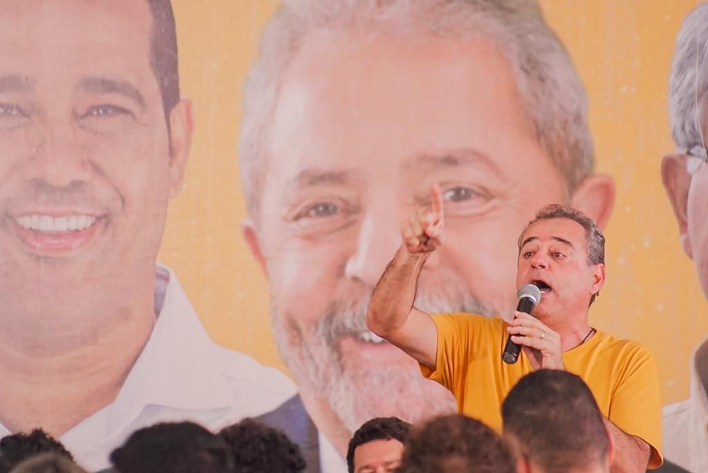 Danilo Cabral parte para cima dos adversários 