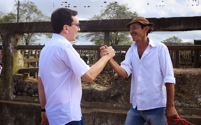 Raffiê escuta demandas de comerciantes na Feira do Gado 