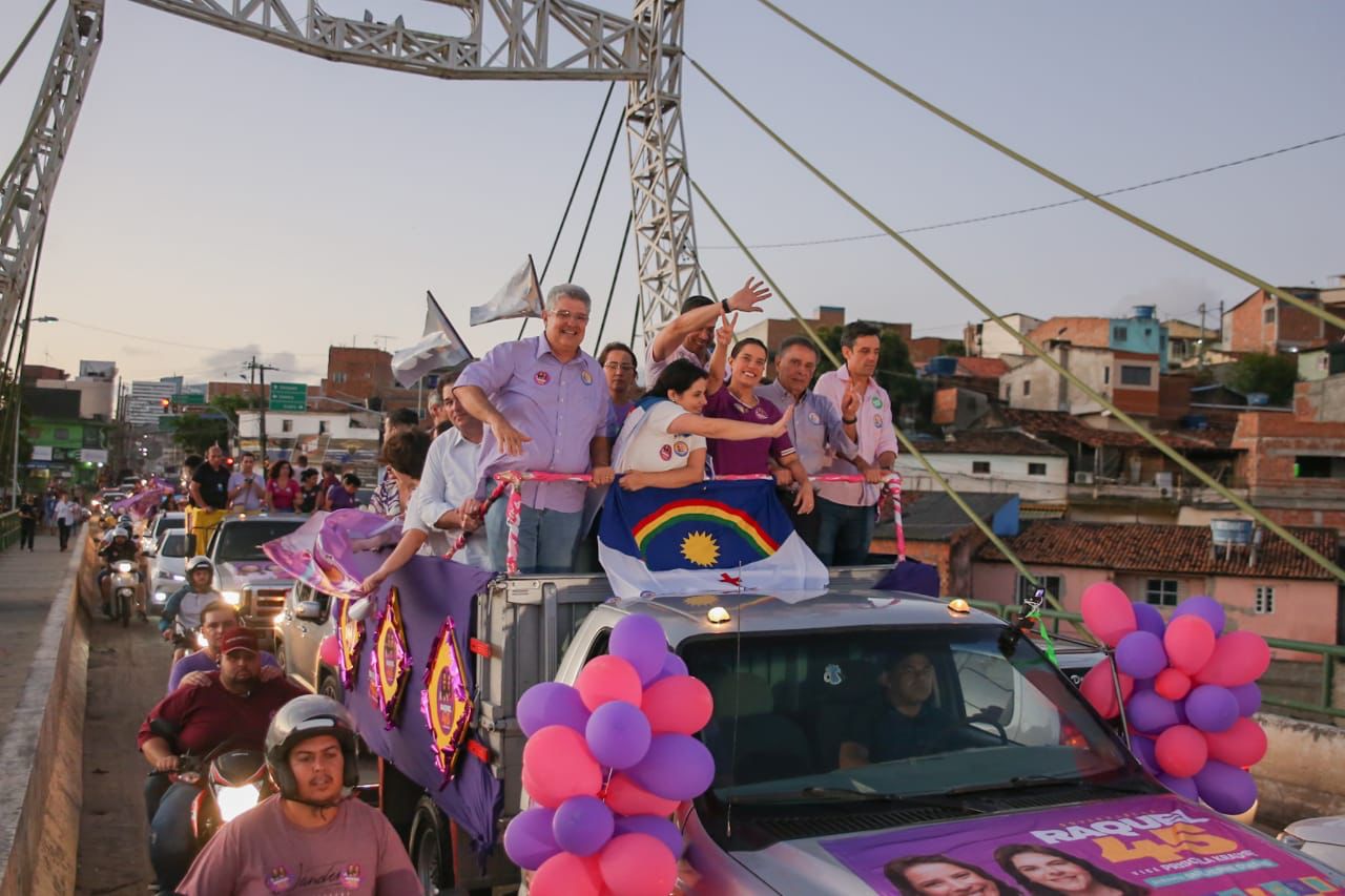Em carreata, Raquel percorre ruas de Caruaru