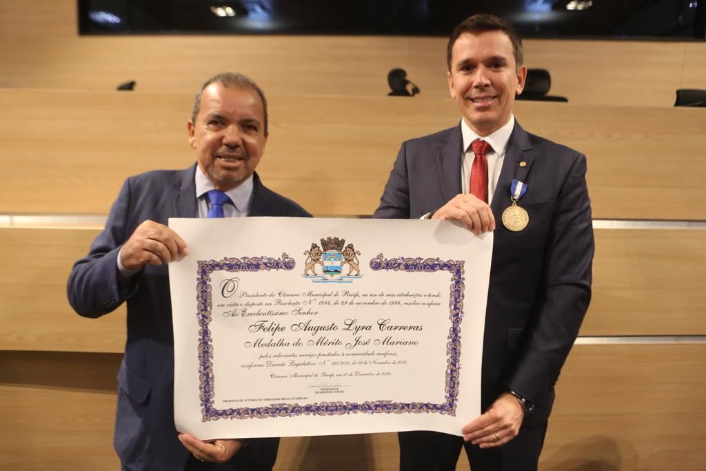 Hélio Guabiraba homenageia Carreras na Câmara do Recife 