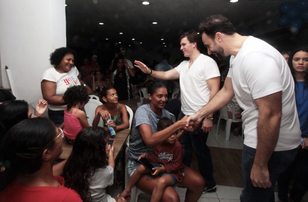 Carlos Andrade Lima e Miguel recebem apoio de mulheres recifenses 