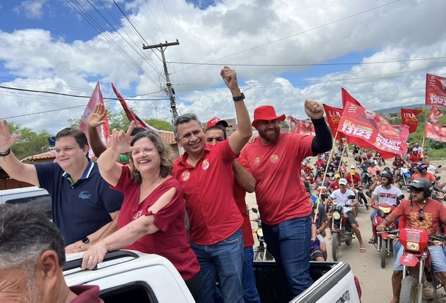 Doriel Barros participa de carreata em Tacaimbó