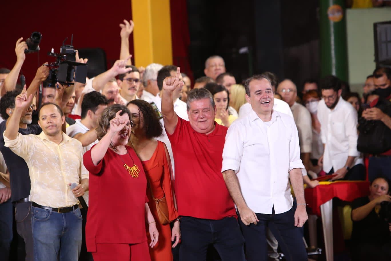 Silvio Costa bate pesado em André de Paula