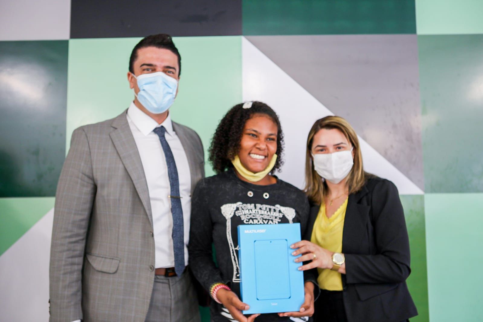 Alunos da rede municipal de Caruaru recebem tablets 