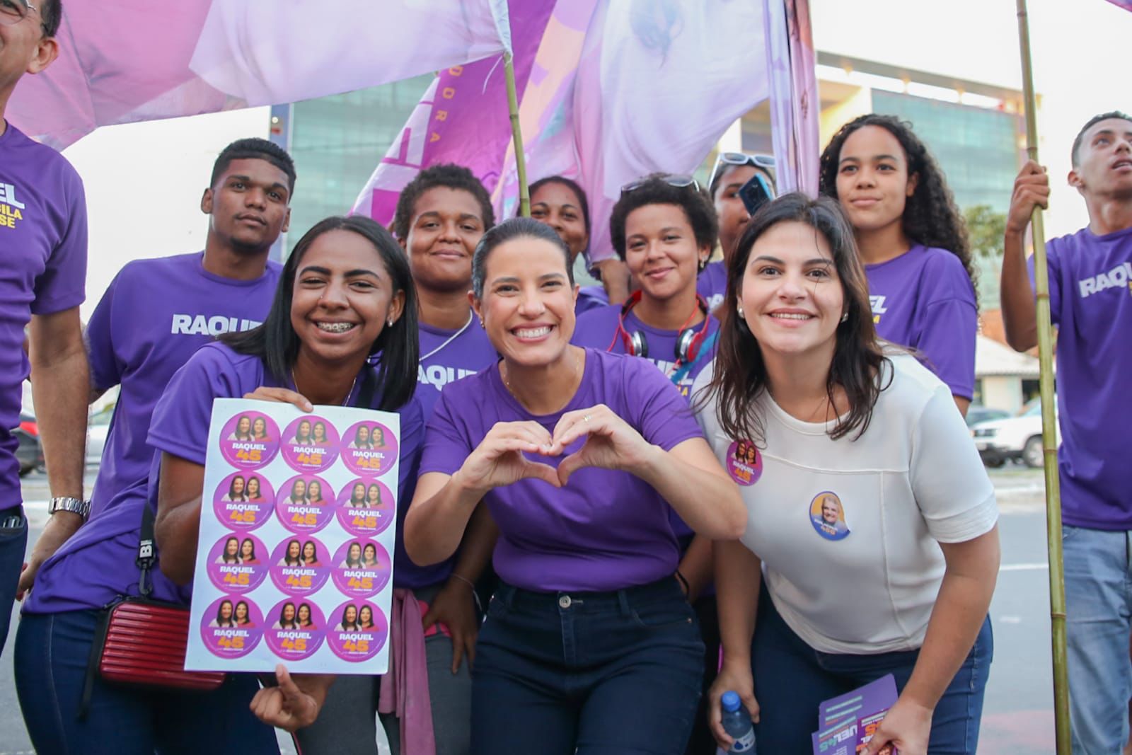 Raquel e Priscila são recebidas por moradores de Santo Amaro