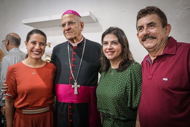 Raquel e Priscila participam de missa no Monte das Tabocas