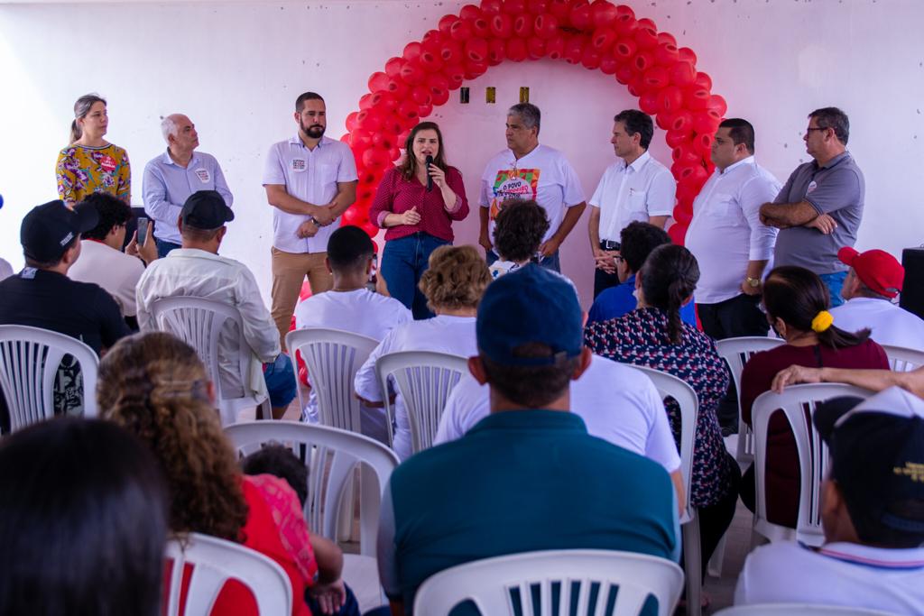 Em Limoeiro, Marília participa de evento ao lado de ex-prefeito 