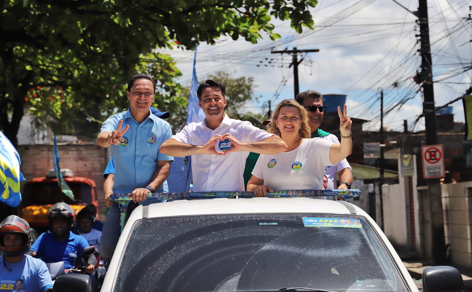 Anderson Ferreira lidera carreata por avenidas do Recife