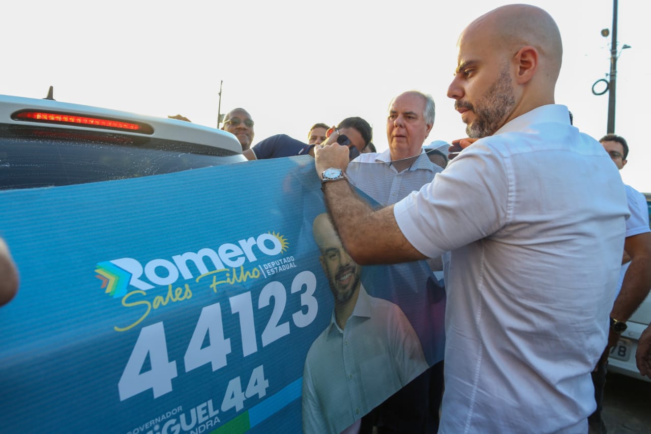 Romero inicia campanha com grande adesivaço em Ipojuca