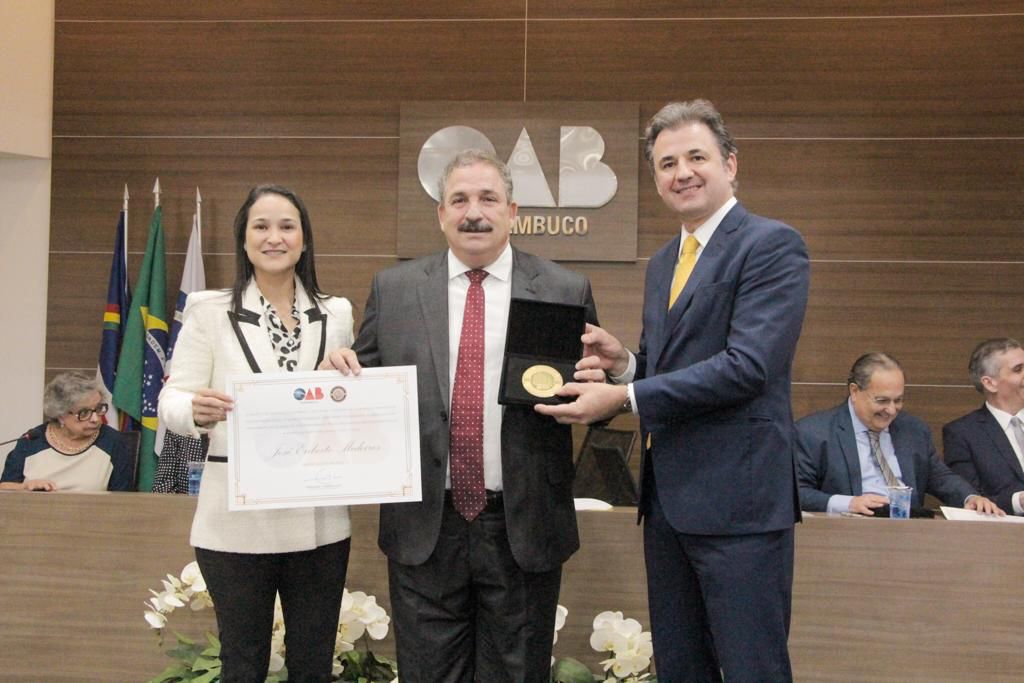Eriberto Medeiros recebe homenagem da OAB Pernambuco