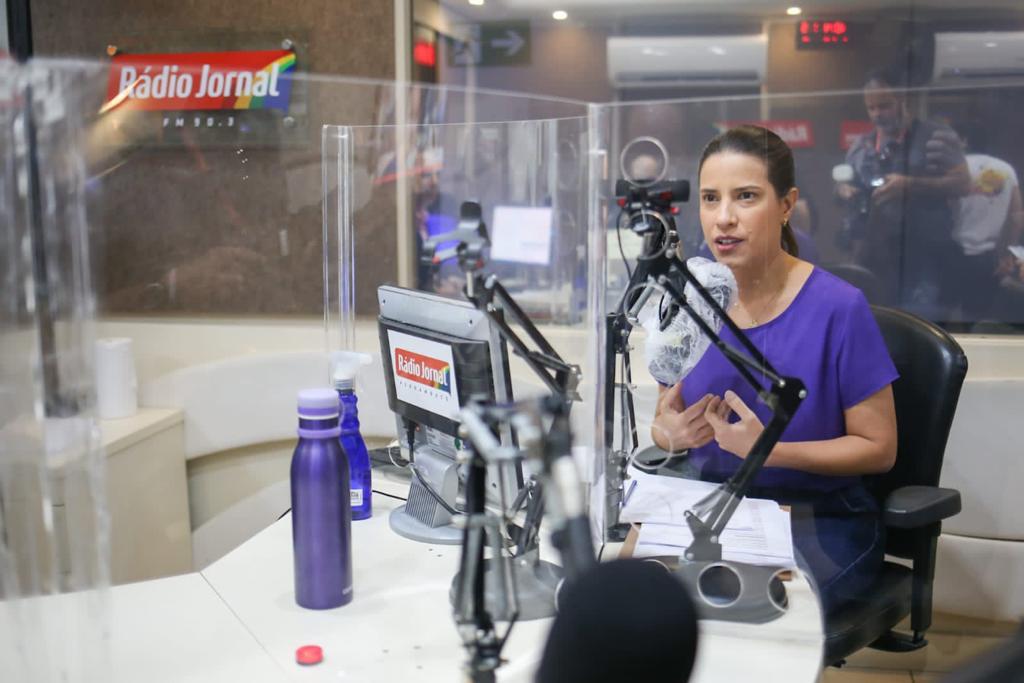 Raquel apresenta propostas em sabatina da Rádio Jornal
