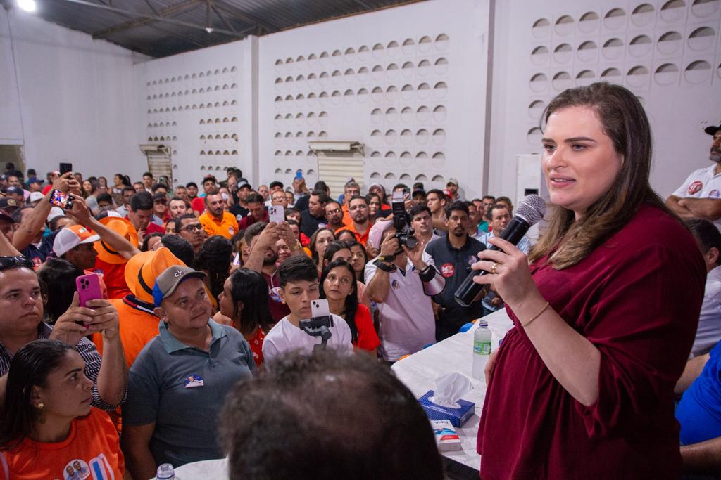 Marília participa de carreata e inaugura comitê em Serra