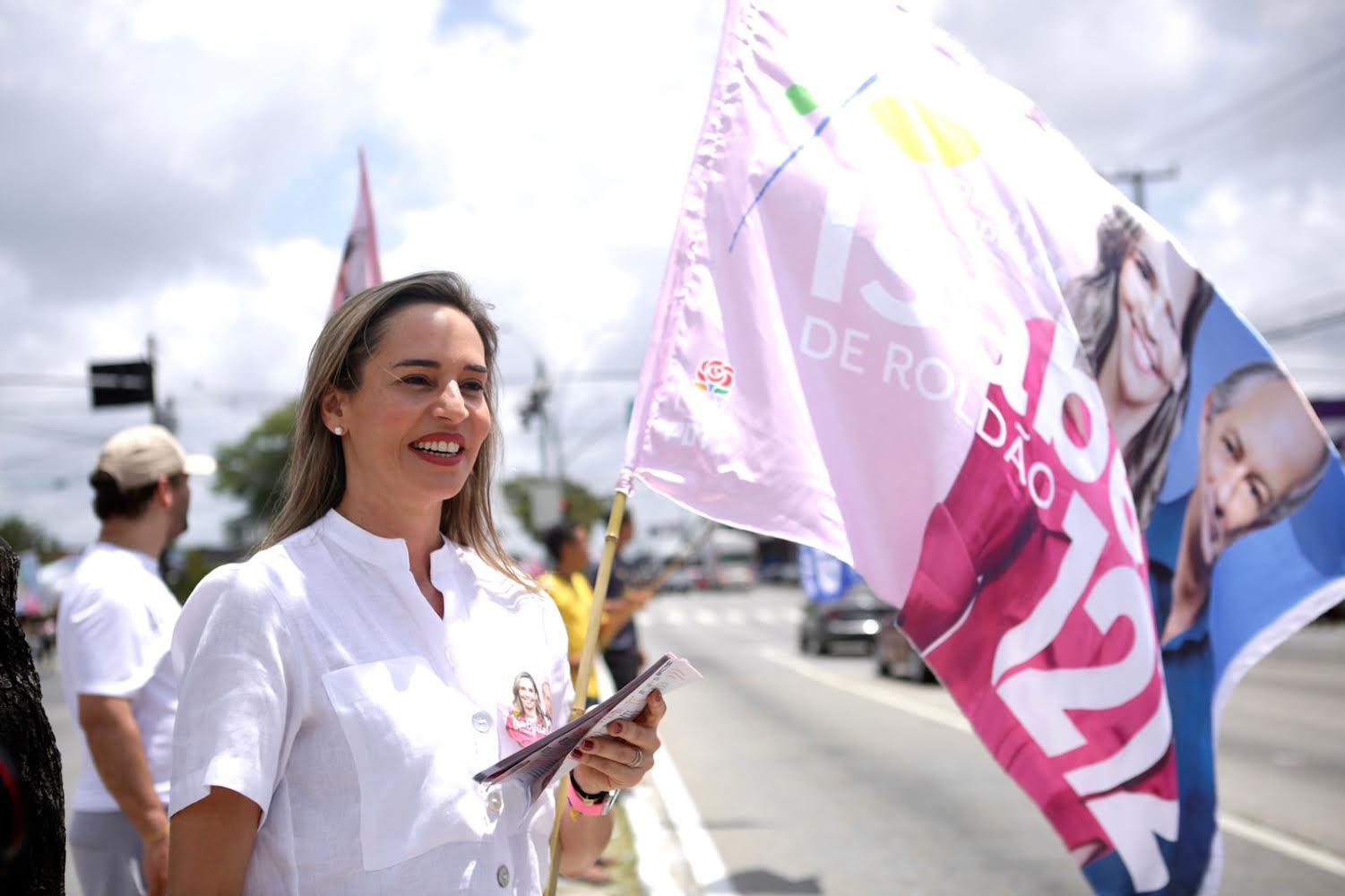 Isabella de Roldão intensifica caminhada pelos bairros do Recife