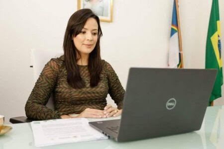 Márcia Conrado antecipa salário de servidores municipais 