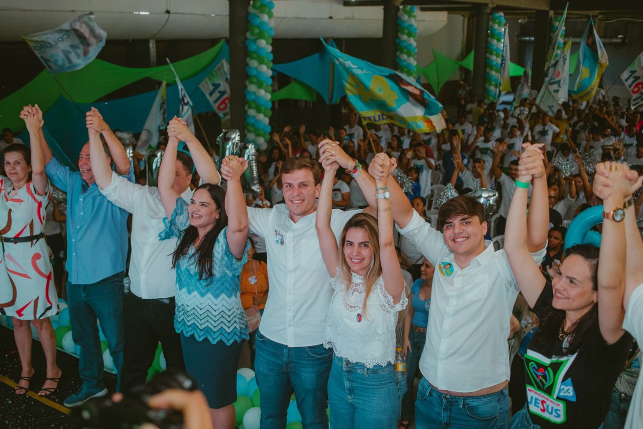 Ao lado dos Collins, Miguel participa de comício cristão