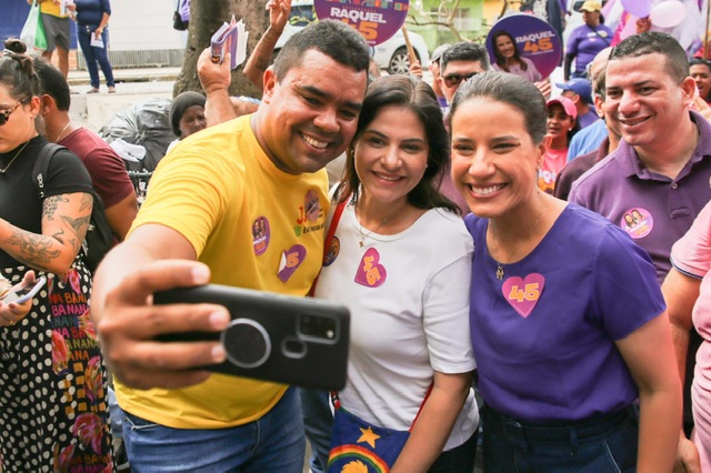 Raquel e Priscila caminham pelo mercado e feira de Cavaleiro