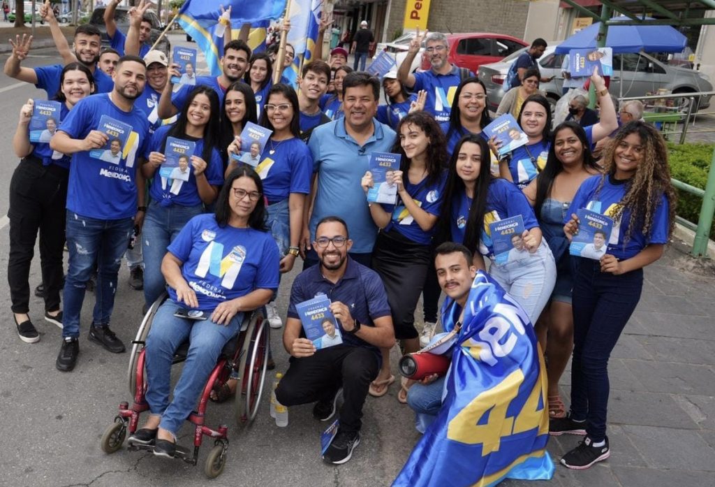 Ao lado de apoiadores, Mendonça visita comércio de Caruaru