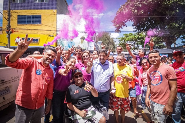 Raquel é recebida com entusiasmo em feira livre de Bezerros
