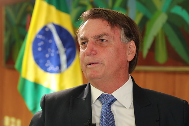“Seu marido vota em mim”, diz Bolsonaro ao ser questionado sobre compra de imóveis em dinheiro vivo&nbsp;