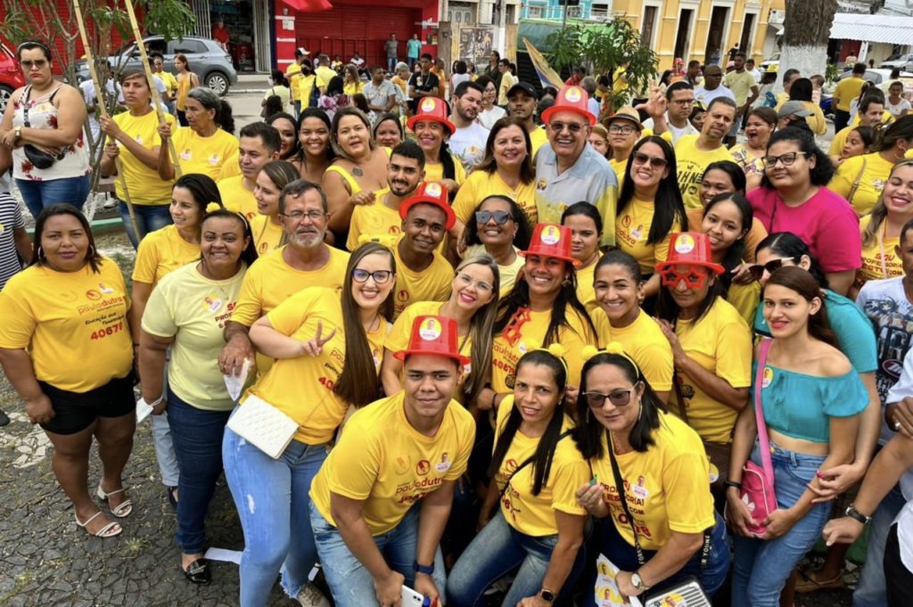Professor Paulo Dutra leva apoiadores às ruas de Timbaúba