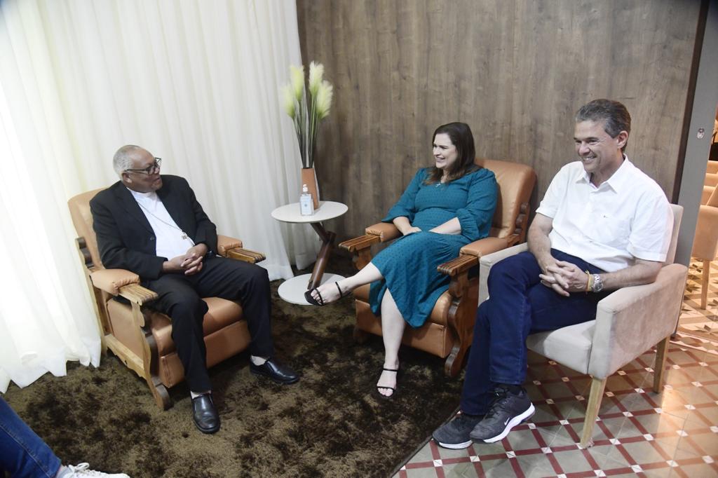 Marília e André são recebidos pelo Bispo de Pesqueira