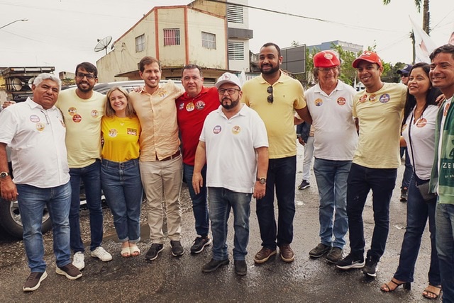 Pedro Campos faz caminhada na feira de Palmares