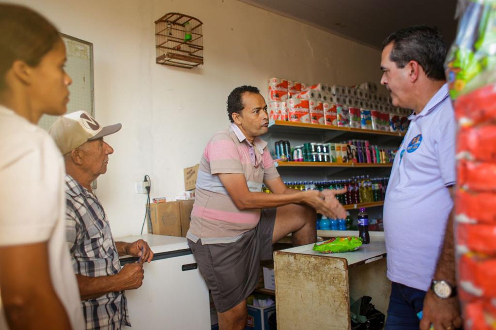 Dilson visita Vila Canaã e escuta reclamações dos moradores 