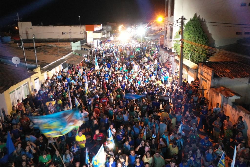 Em Trindade, Miguel e Helbinha arrastam multidão em caminhada