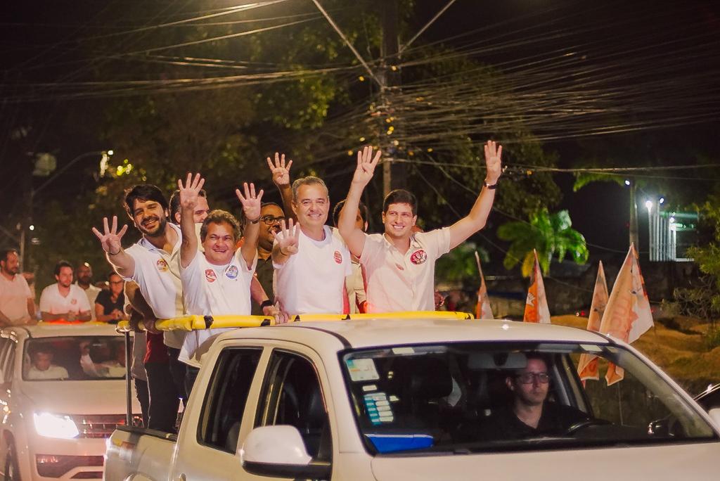 Danilo e João arrastam multidão em carreata no Recife