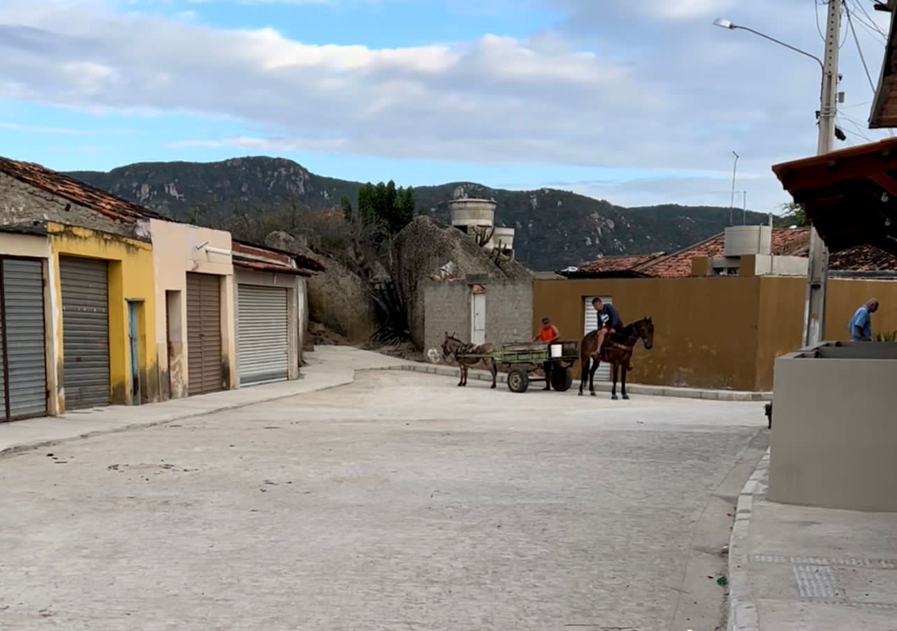Rodrigo Pinheiro entrega calçamento na zona rural 