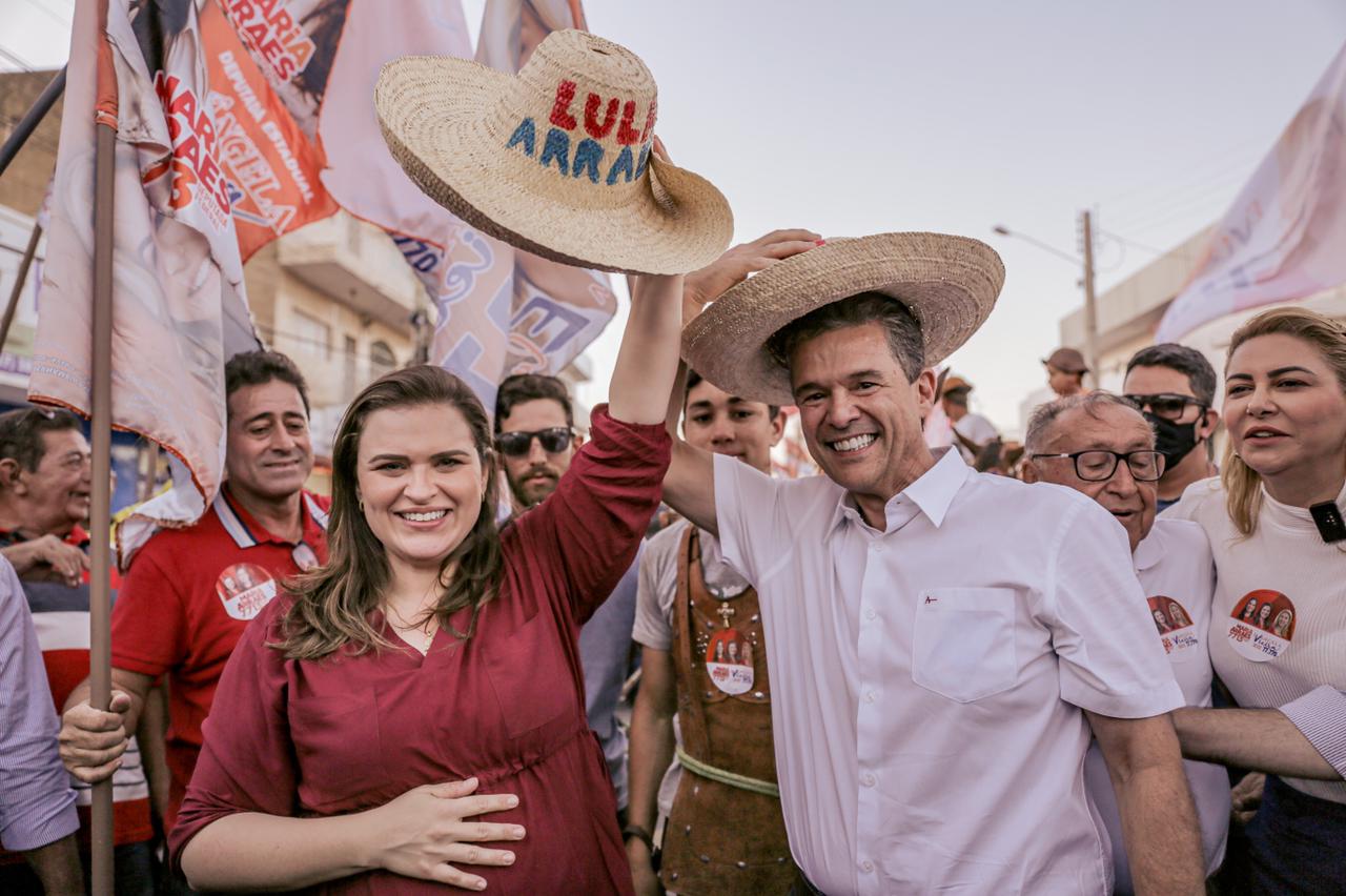 Marília e André participam de carreata em Sertânia