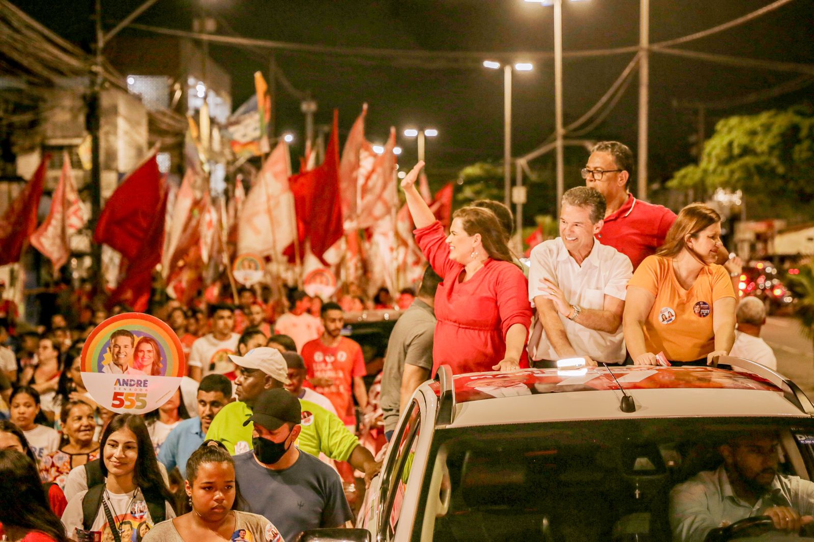 Marília e André participam de carreata em Santo Amaro