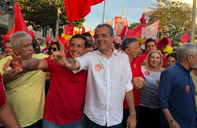 Durante caminhada em Caruaru, Danilo provoca adversários
