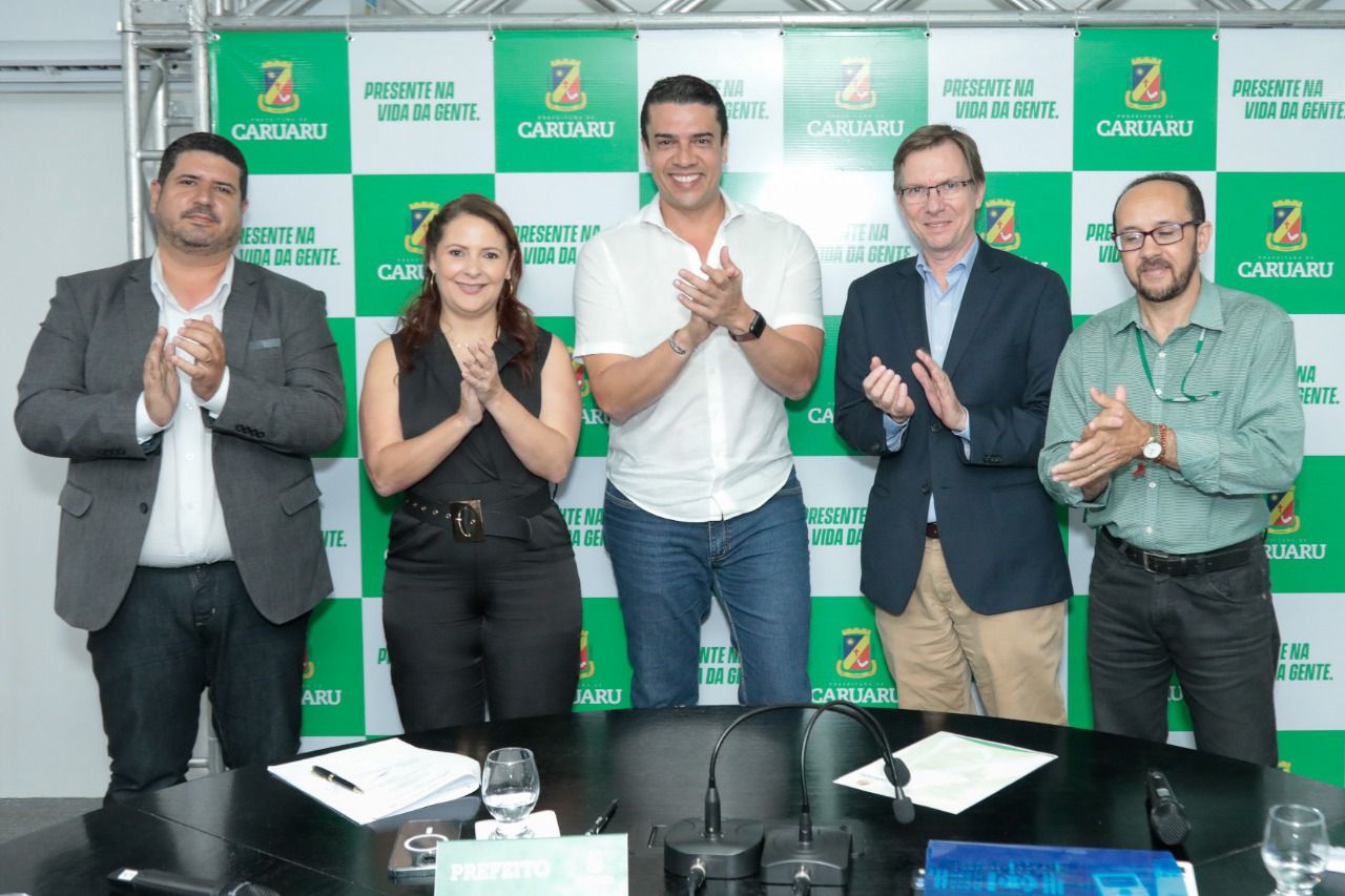 Em Caruaru, Rodrigo Pinheiro anuncia concurso com 1.500 vagas 