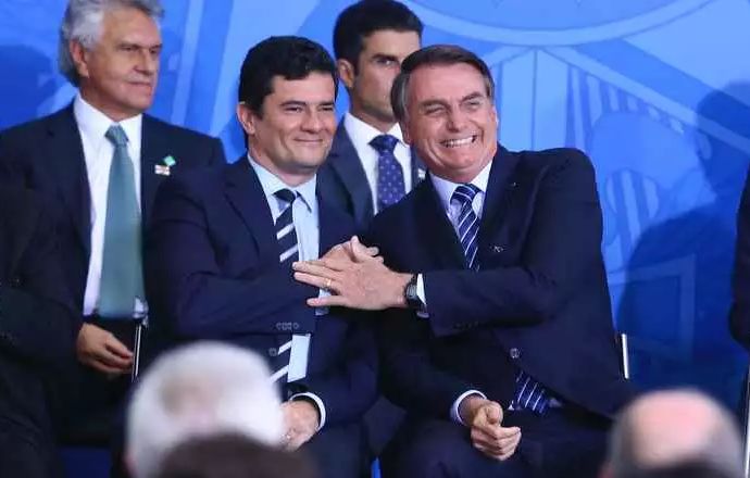“Santinho” de Moro pede voto casado com Bolsonaro
