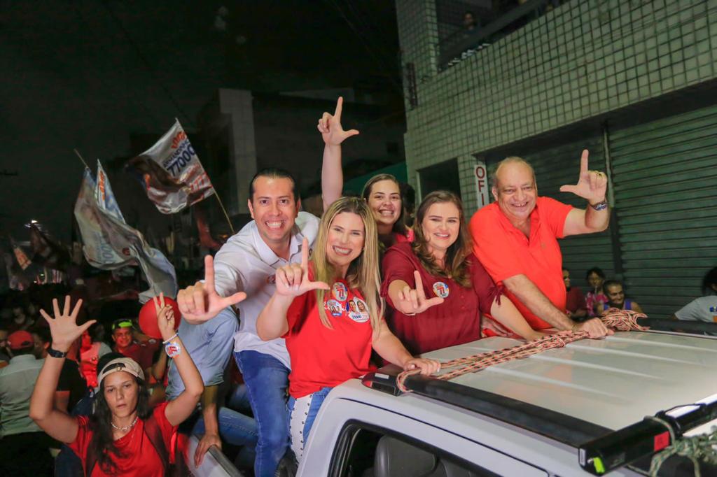 Marília, Armandinho e Jorge realizam caminhada em Caruaru 