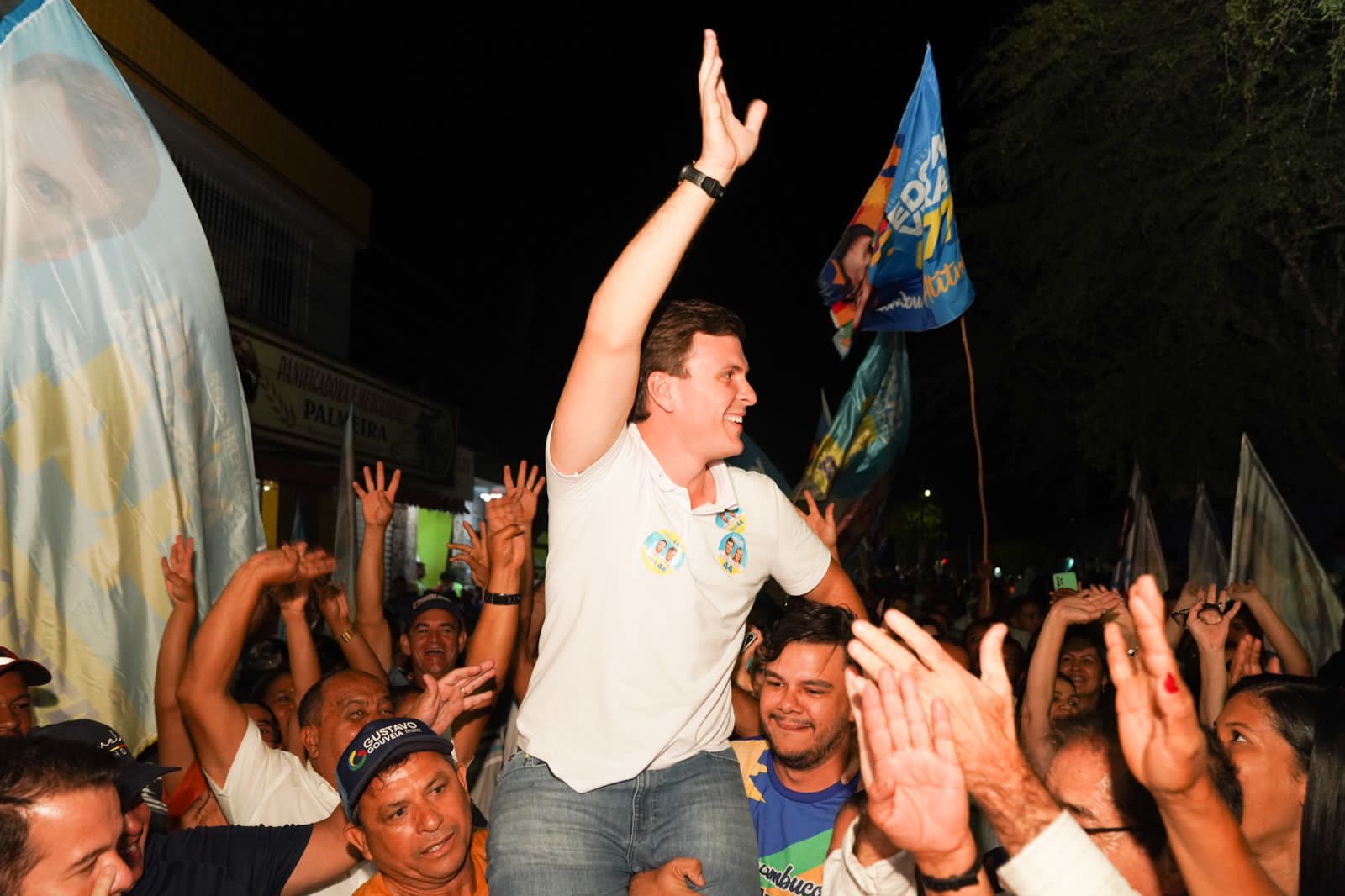 Nos braços do povo, Miguel Coelho puxa caminhada em Carpina